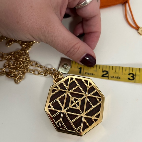 NEW Tory Burch Statement Necklace with Lip Balm & Pouch - Picture 14 of 16